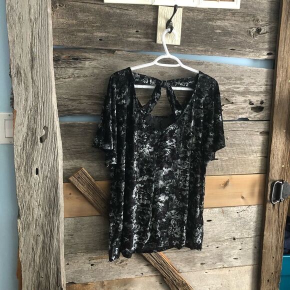 Reitmans Plus Size 2X Velvet Camo Print Burnout top - Picture 3 of 6